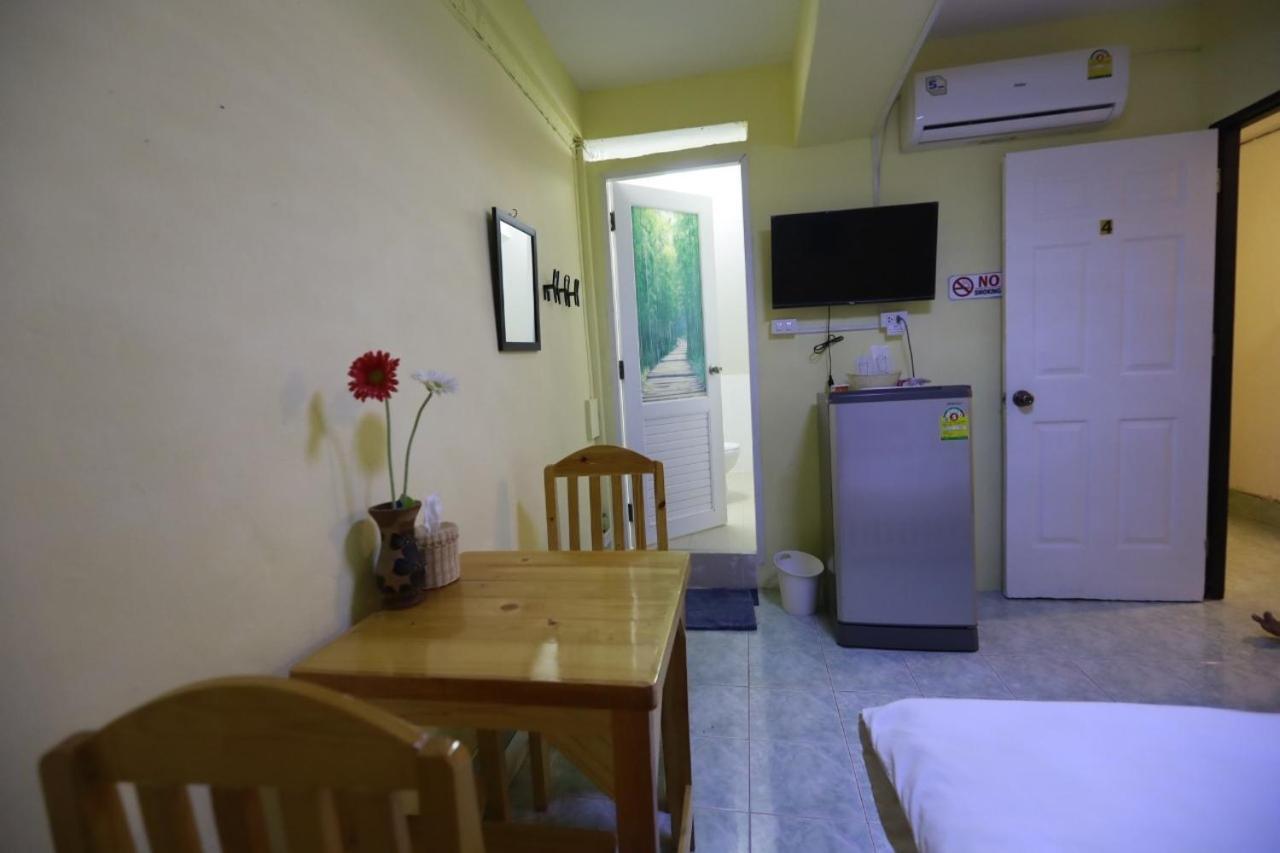 Banana Donmuang Hostel