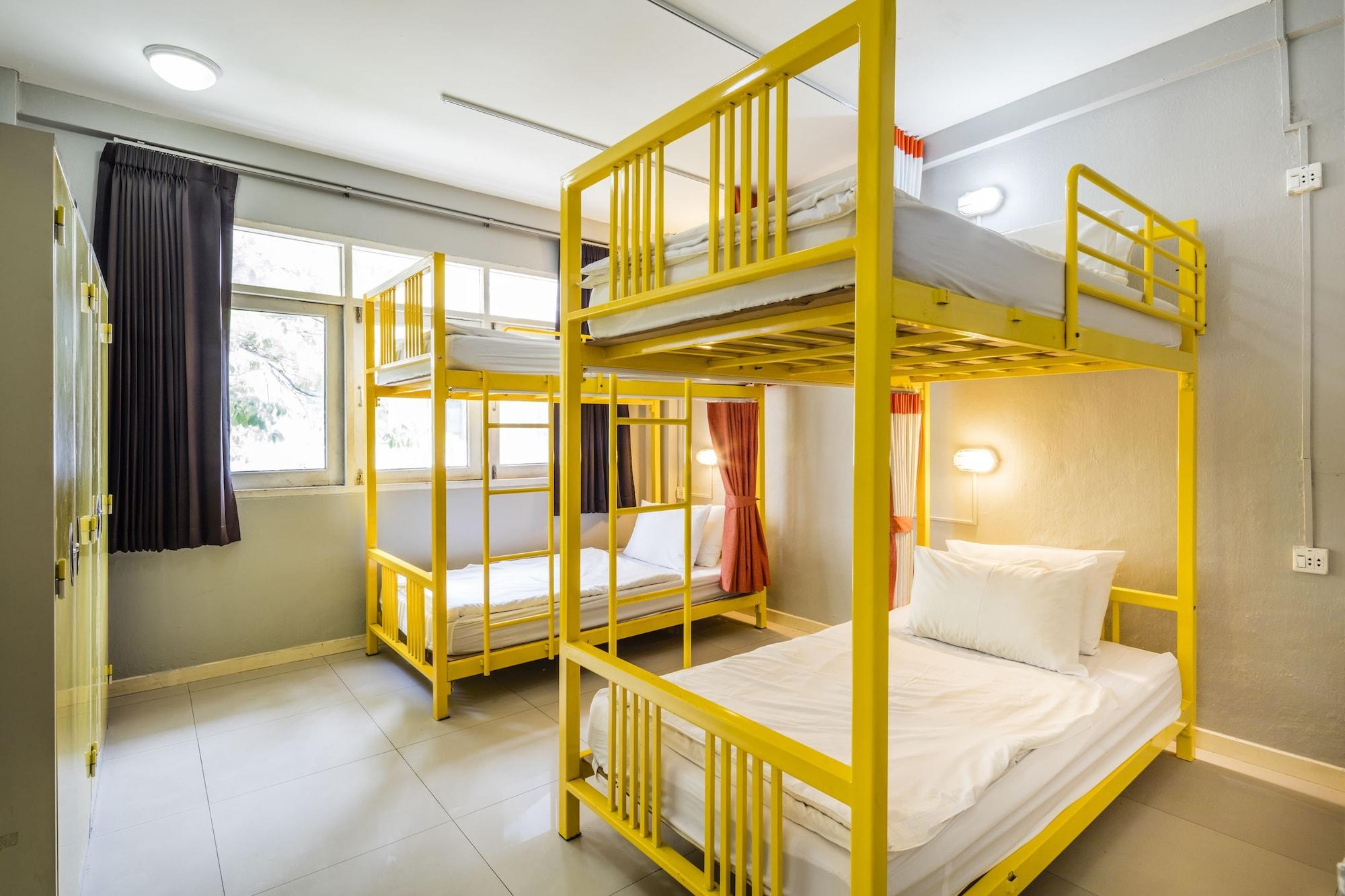 At Hua Lamphong Hostel Bangkok