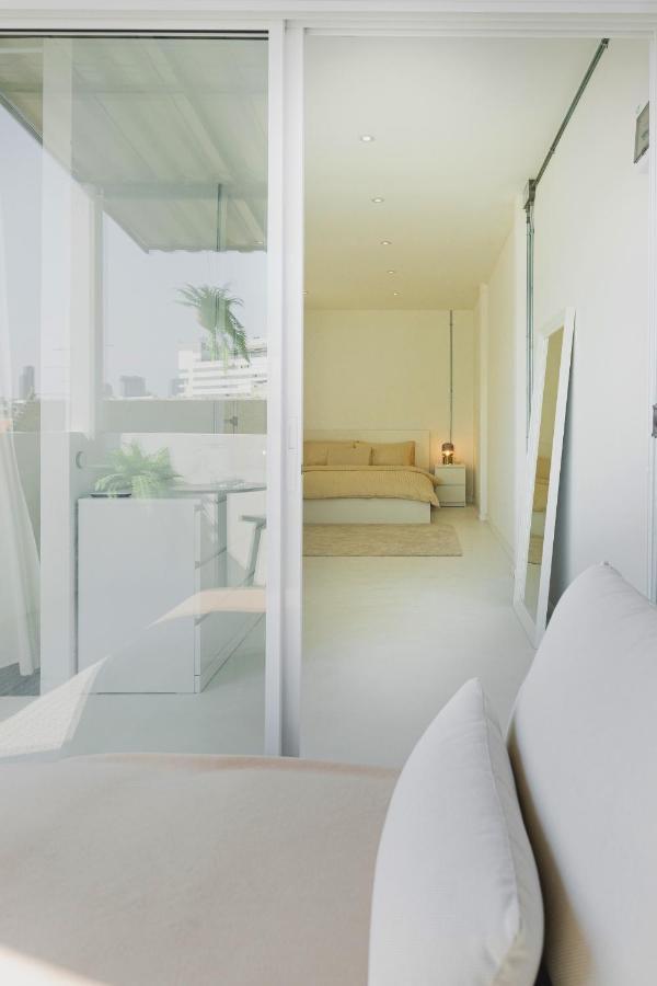 Apartment Modern Minimalism - Mandarin Palm Penthouse *
