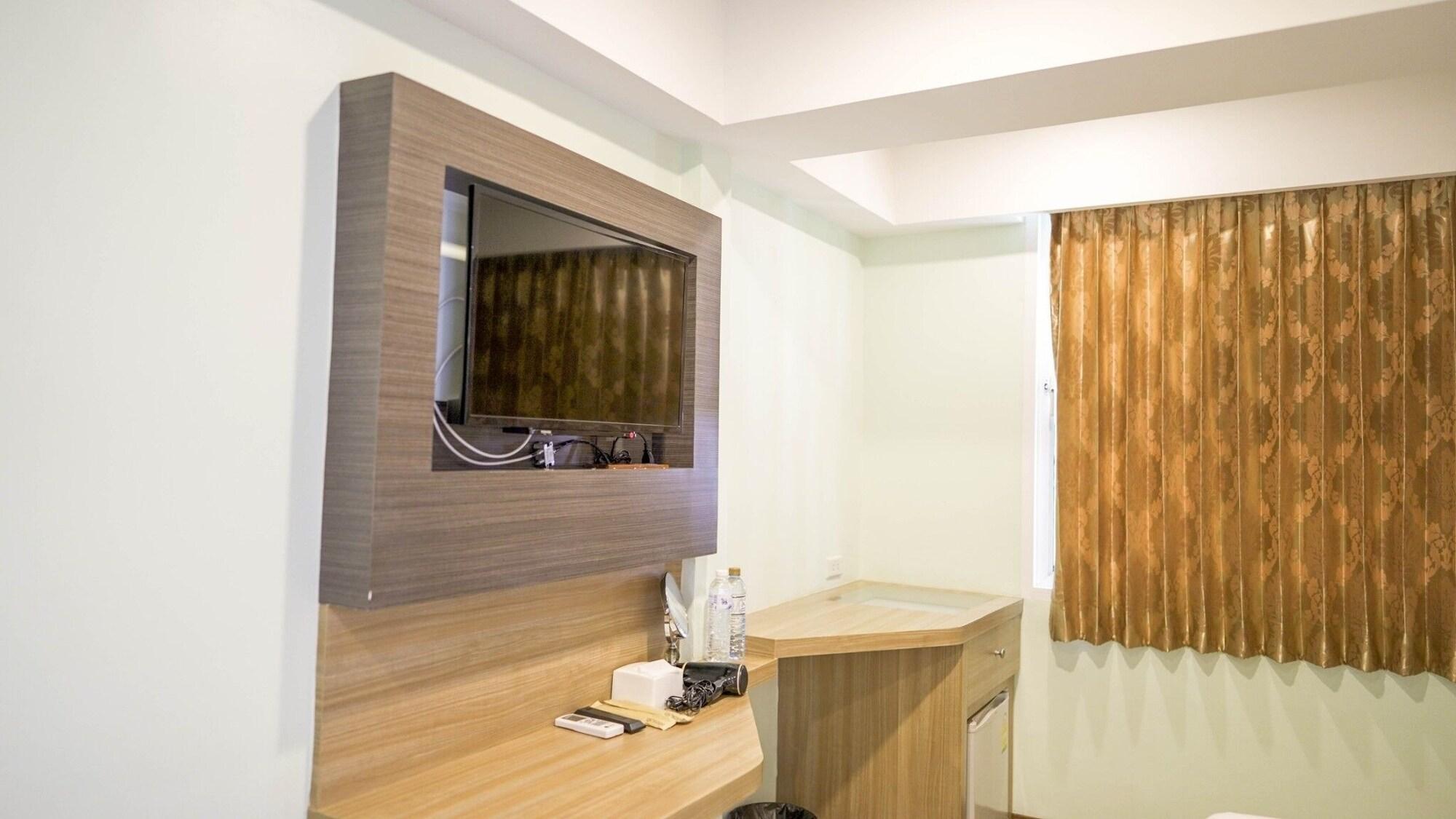 Hotel Roomquest Suvarnabhumi Airport Romklao Soi 6 3*