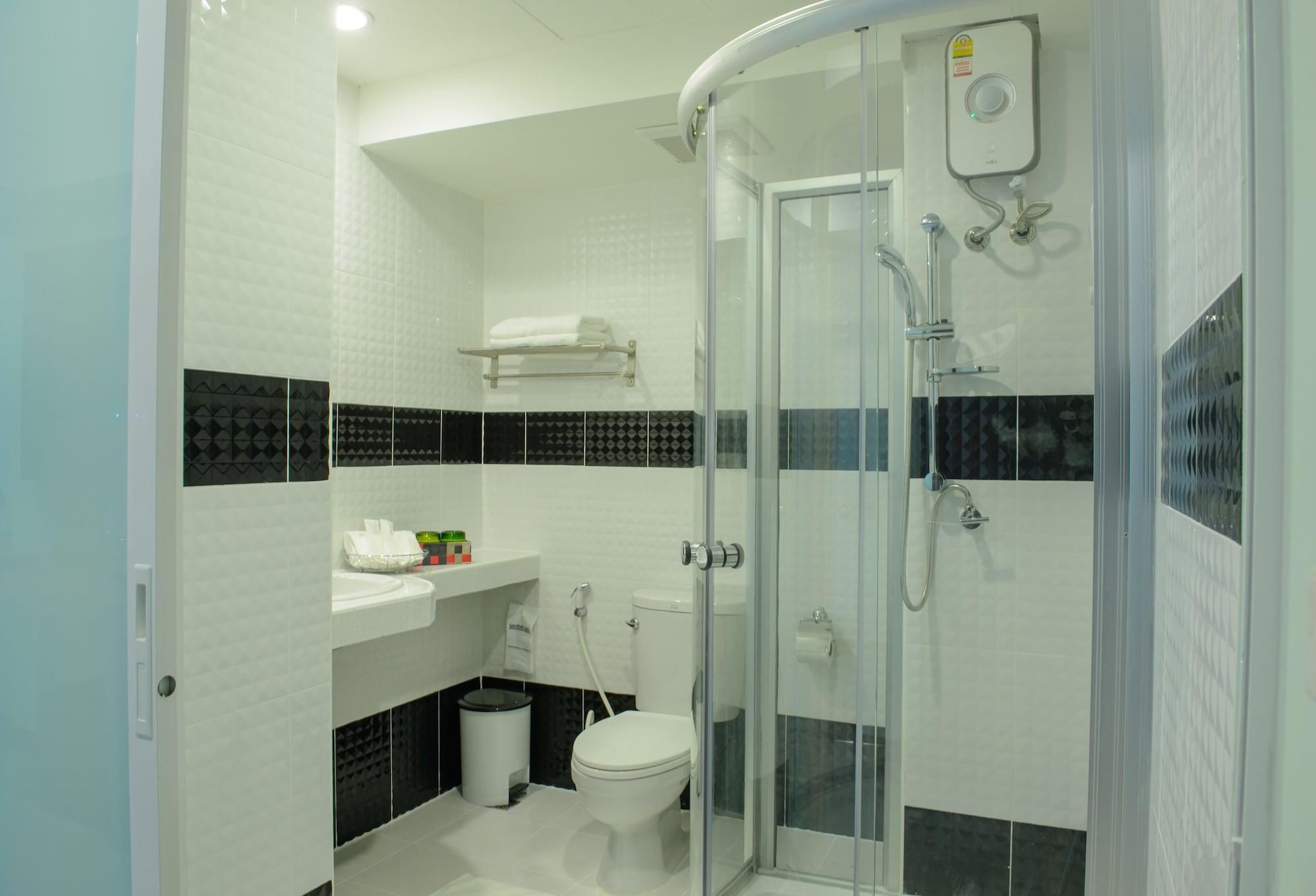 Roomquest Suvarnabhumi Airport Romklao Soi 6 3* Bangkok