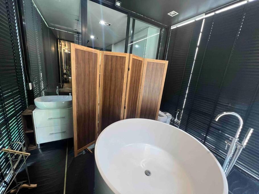 Charoen Nakhorn Townhome: Self-check-in Near Bts, Iconsiam & Asiatique Villa