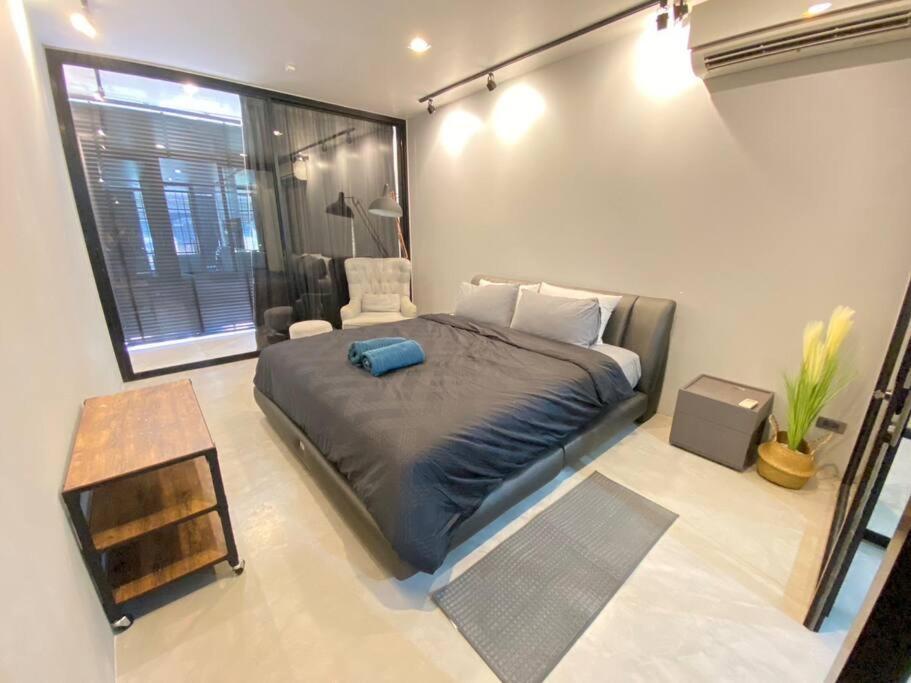 Charoen Nakhorn Townhome: Self-check-in Near Bts, Iconsiam & Asiatique Villa