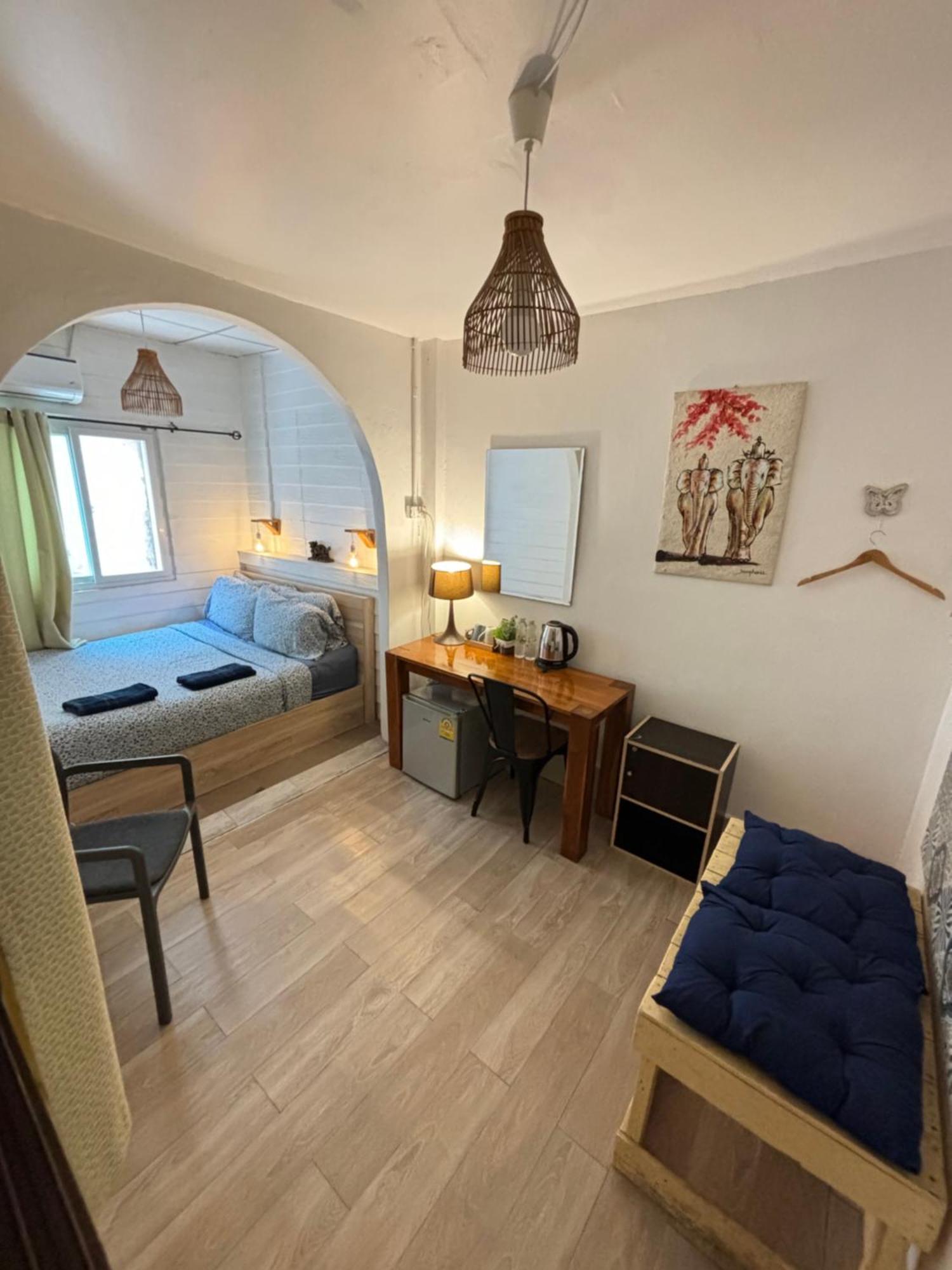La Hotel *