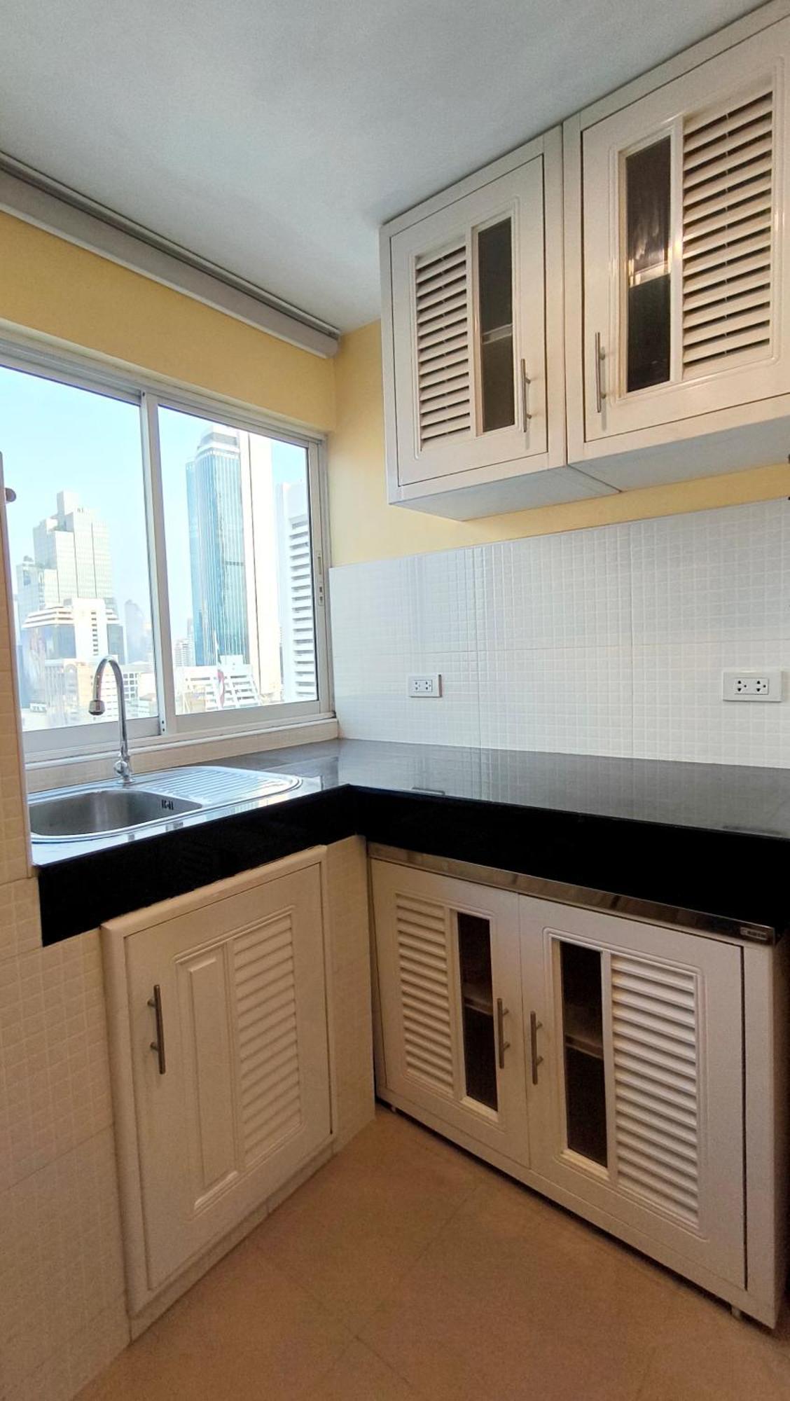 Silom 1 Bedroom With 2 King Beds For 4 Pax