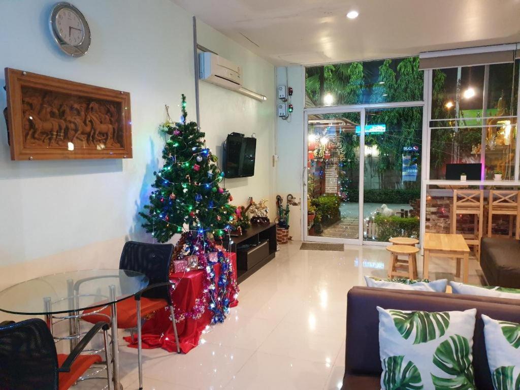Friends House Resort 3*