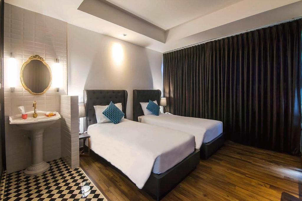 Hotel First House