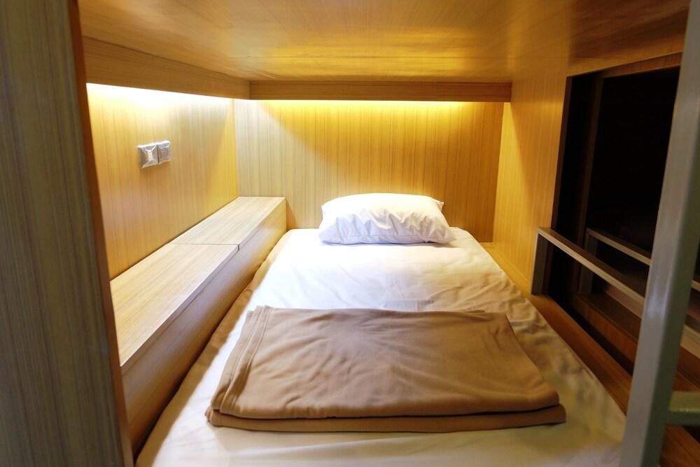 Capsule hotel Hoot & Ratchada 3*