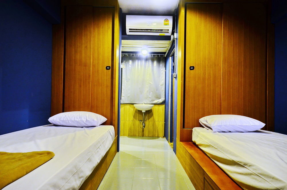 Capsule hotel Hoot & Ratchada Bangkok