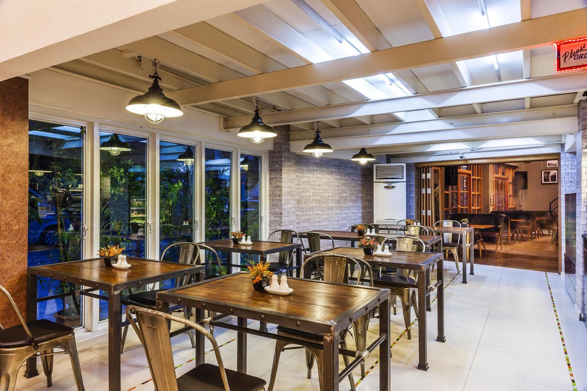 Hostel At Hua Lamphong *