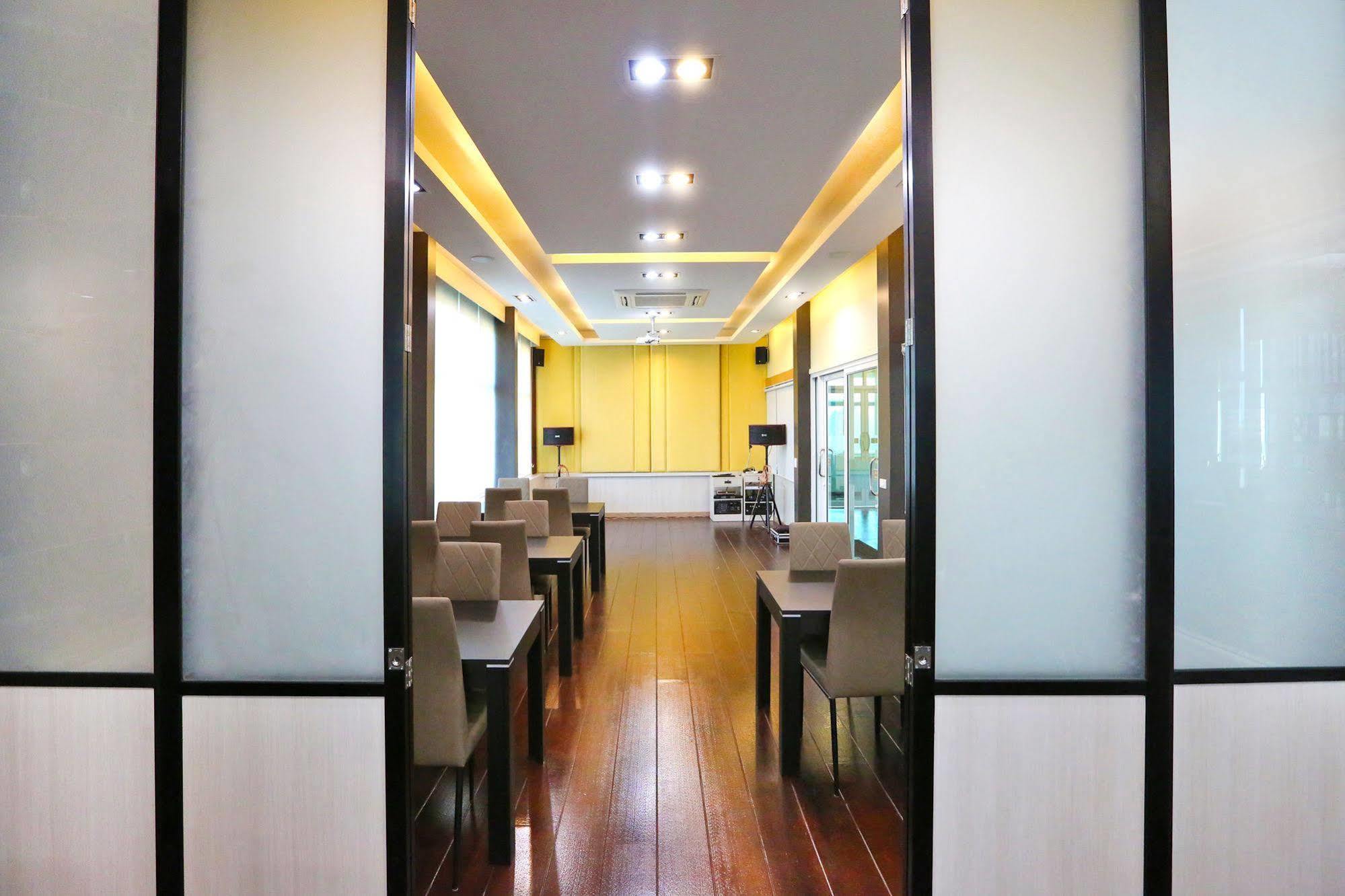 Roomquest Suvarnabhumi Airport Romklao Soi 6 3*