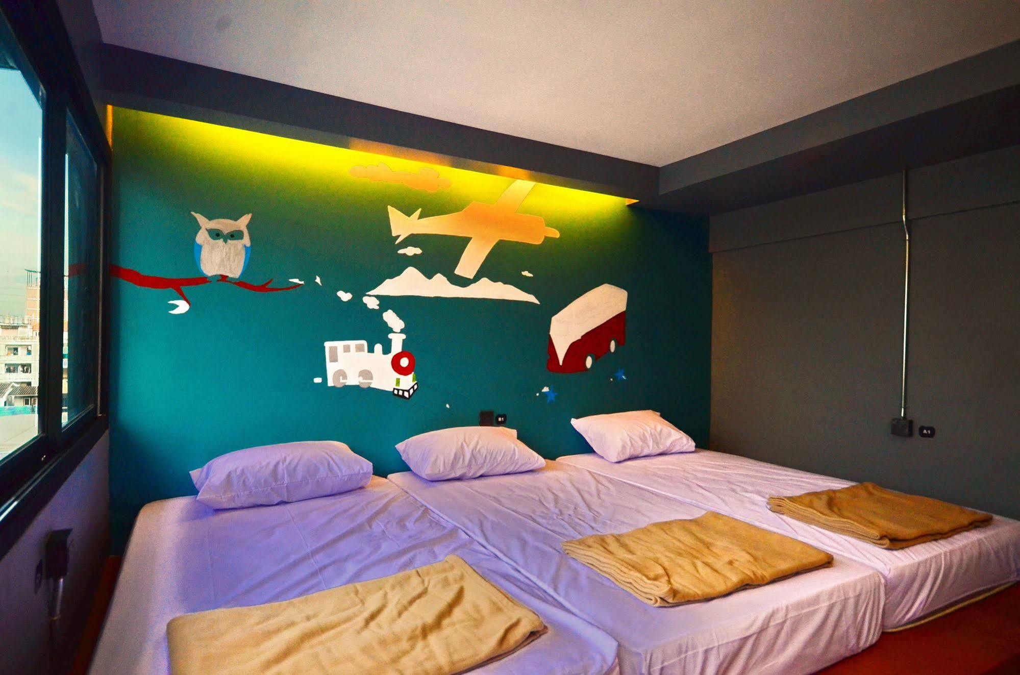 Capsule hotel Hoot & Ratchada 3*