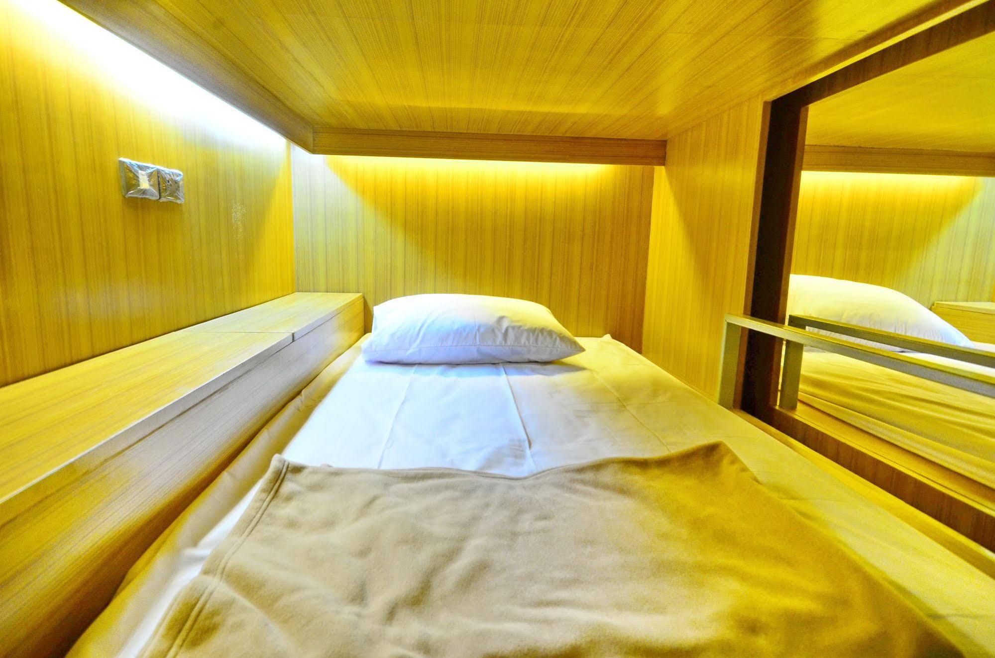 Capsule hotel Hoot & Ratchada Bangkok