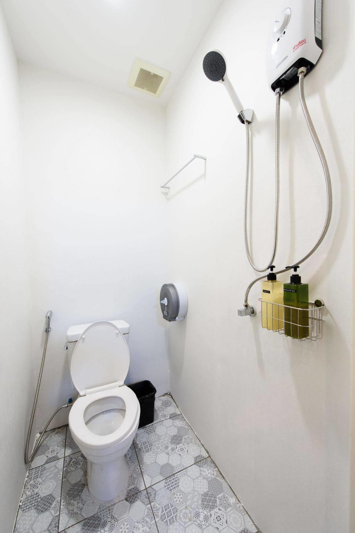 Warm White Hostel *