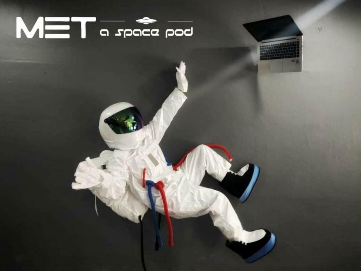 Hostel Met A Space Pod @ Asoke
