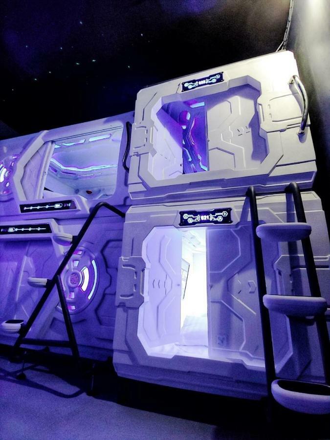 Hostel Met A Space Pod @ Asoke Bangkok