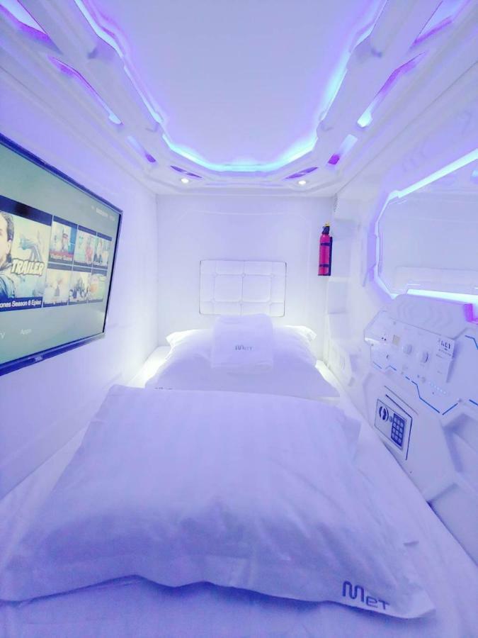 Hostel Met A Space Pod @ Asoke