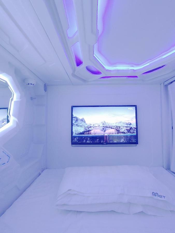 Hostel Met A Space Pod @ Asoke