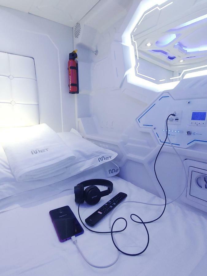 Hostel Met A Space Pod @ Asoke