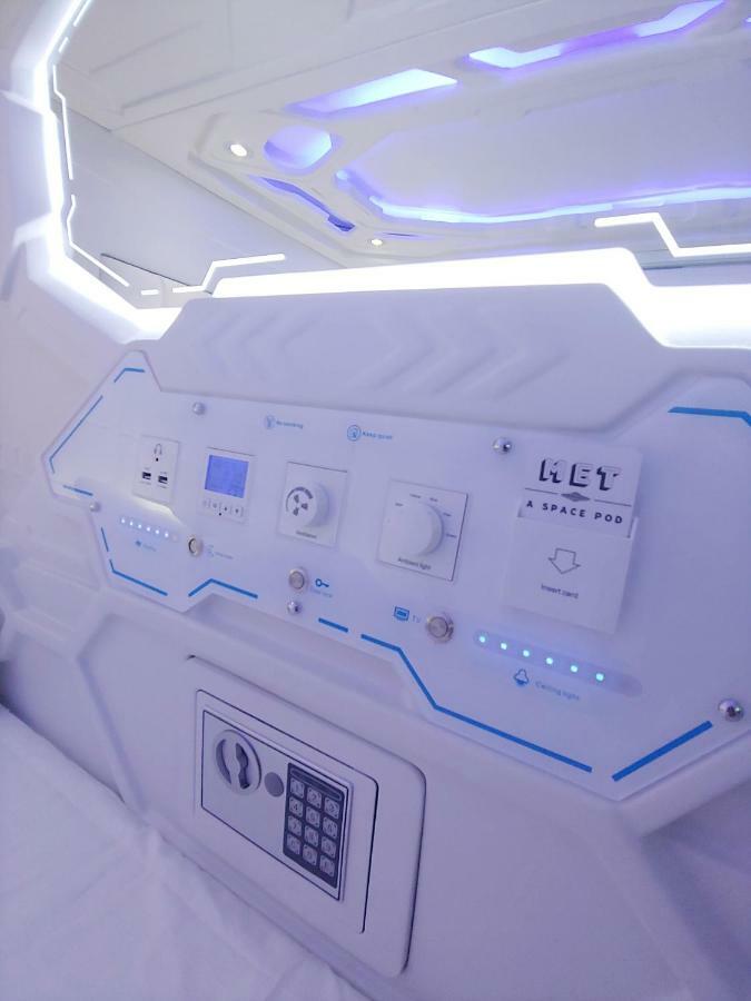 Hostel Met A Space Pod @ Asoke
