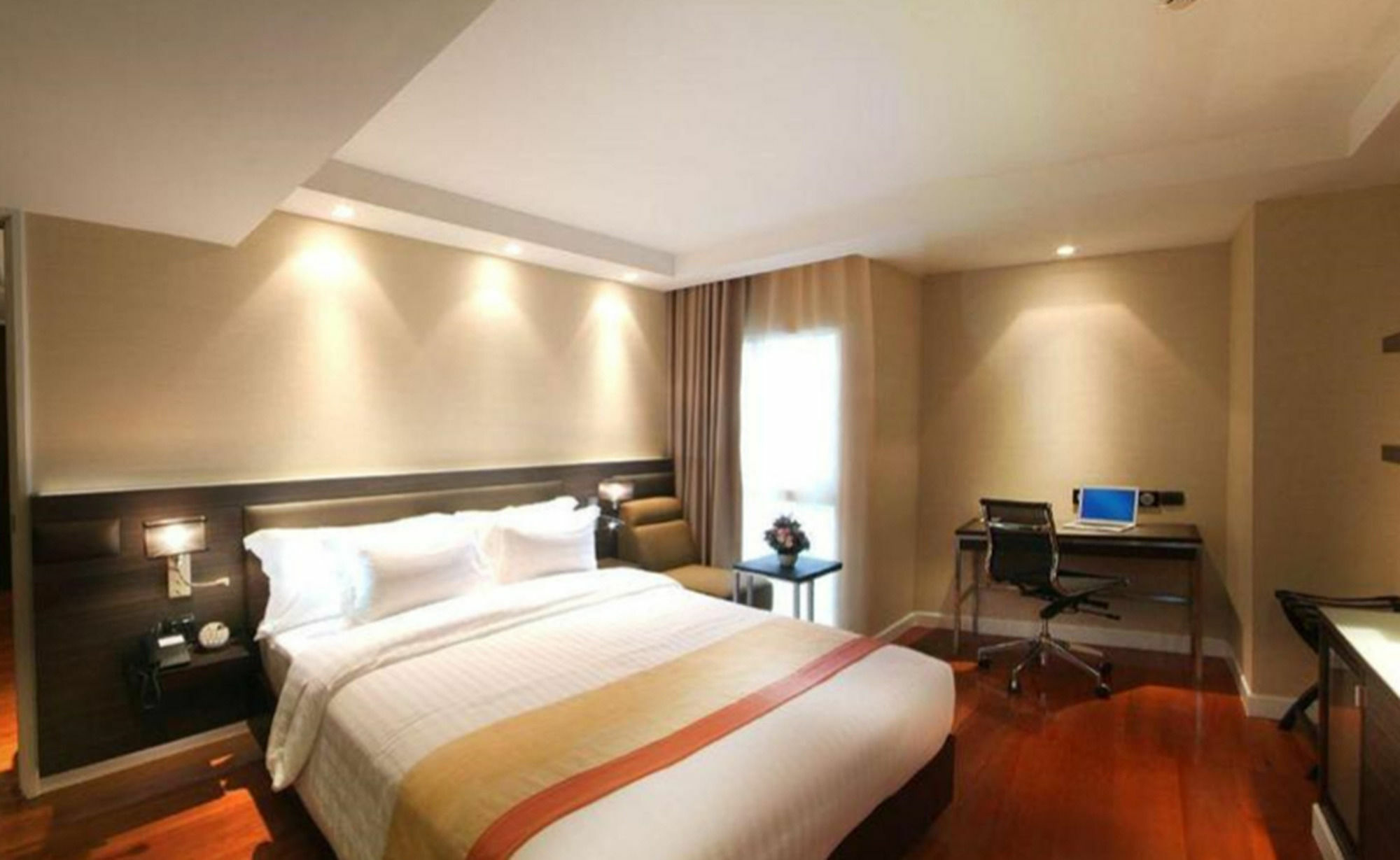 Amora Neoluxe Hotel 4*