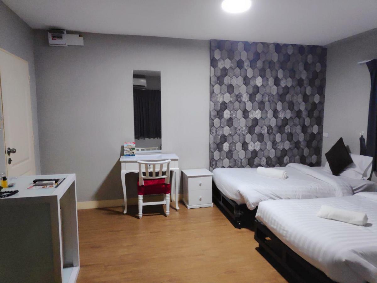 Hotel Tim Place - Bts Phra Khanong