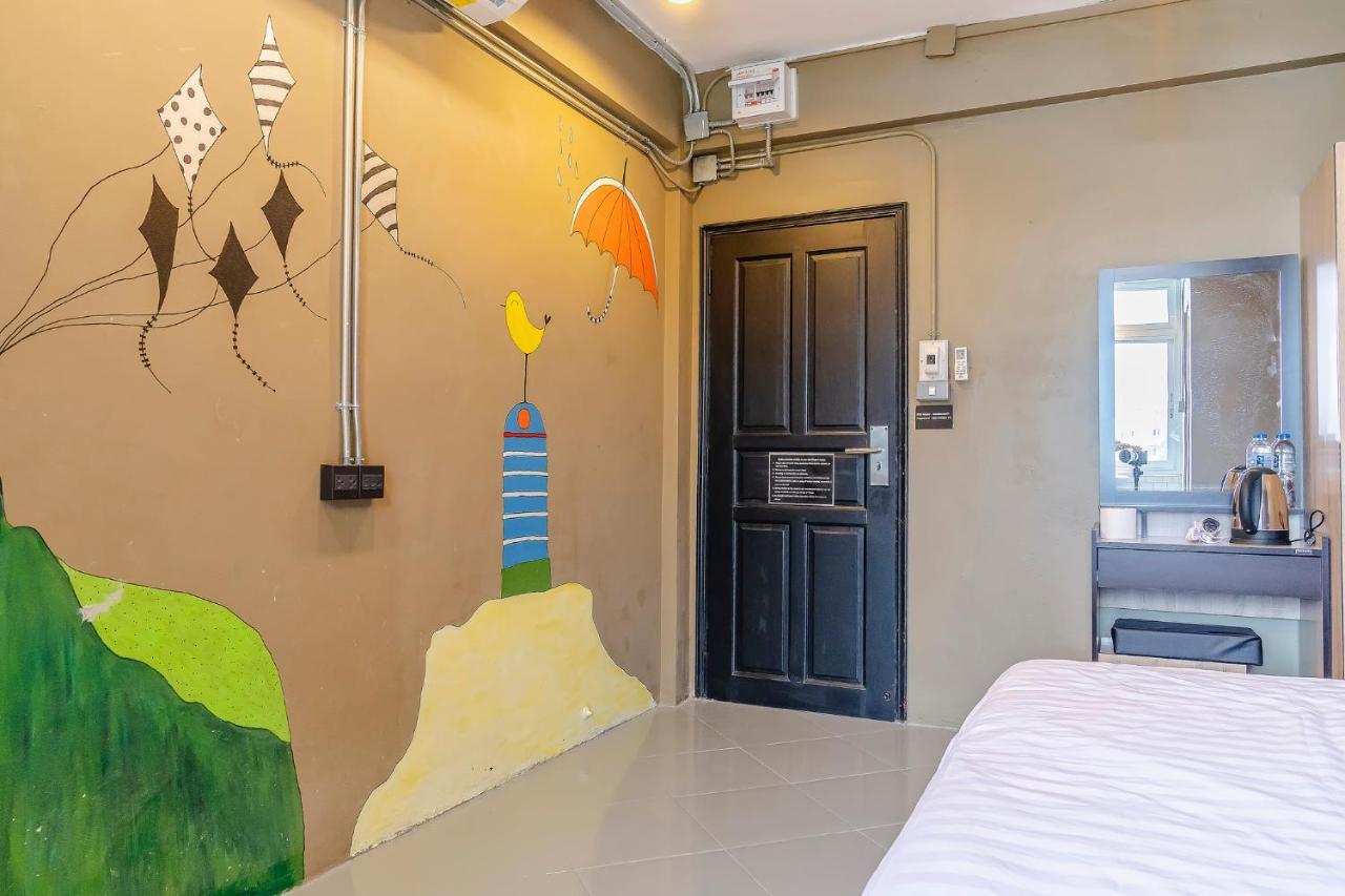 Hoot & Ratchada Capsule hotel