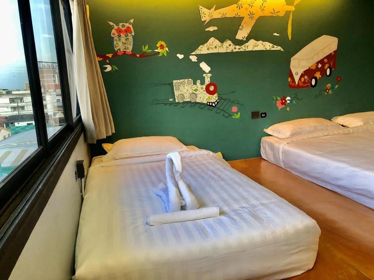 Capsule hotel Hoot & Ratchada 3*