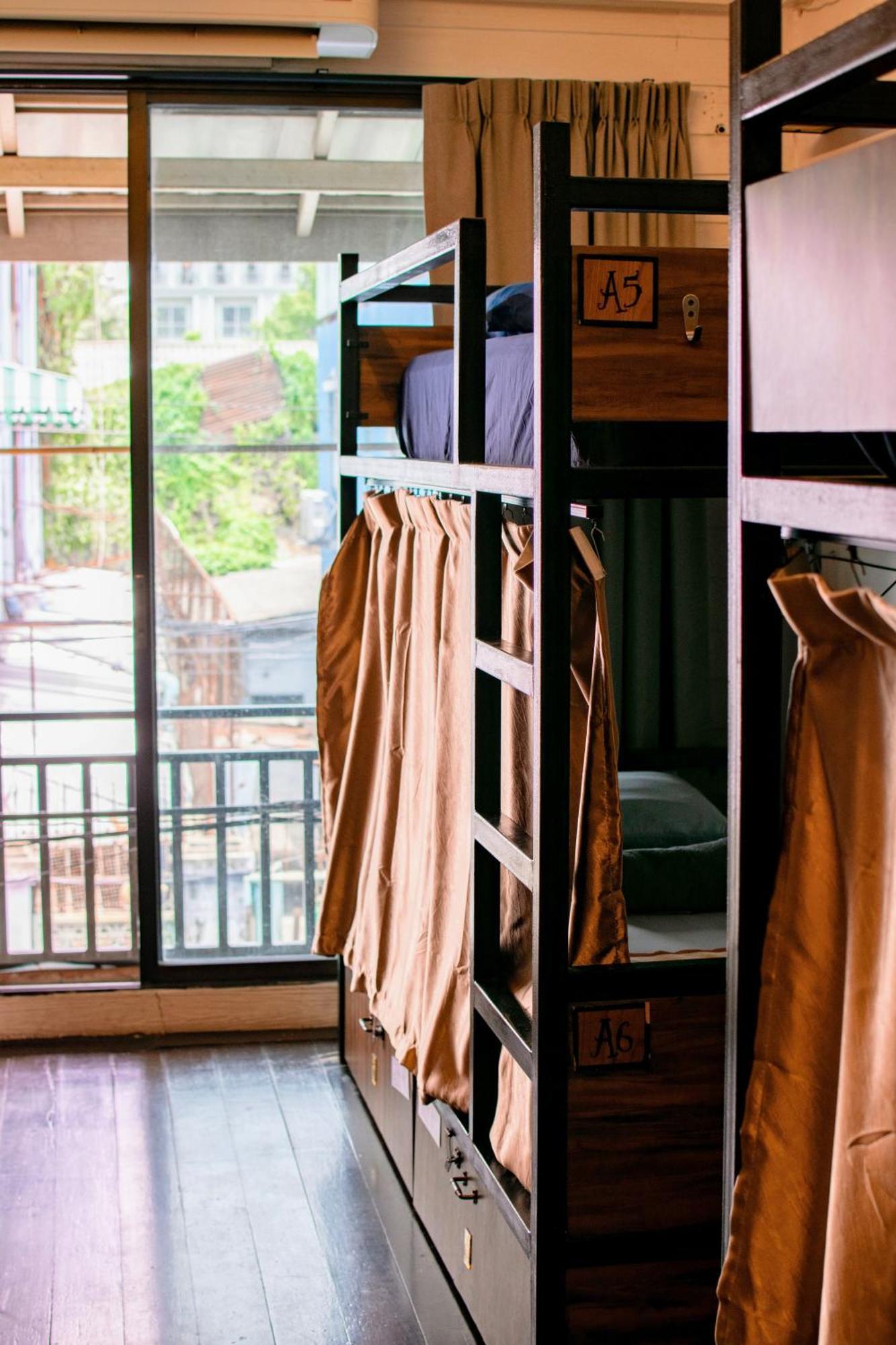 Back Backpackers Banguecoque