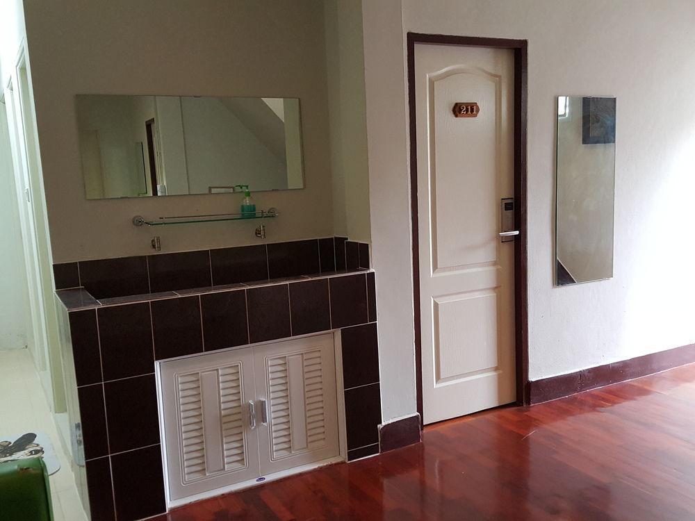Oyo 716 Check Hostel