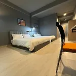 Bangkok Vibe, City House, 7 Mins To Bts, City Center, Private Room In Sathon, Private Bathroom, Bangkok, Thailand