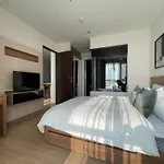 Luxurious River View With Train Access