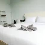 420 Hostel - Ekkamai Buds & Beds