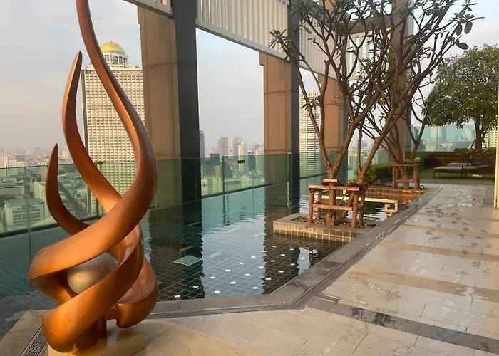 Luxurious River View With Train Access