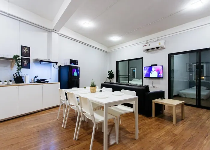 U4 Large 2 Bed Rooms Full Kitchen 200M To Bts
