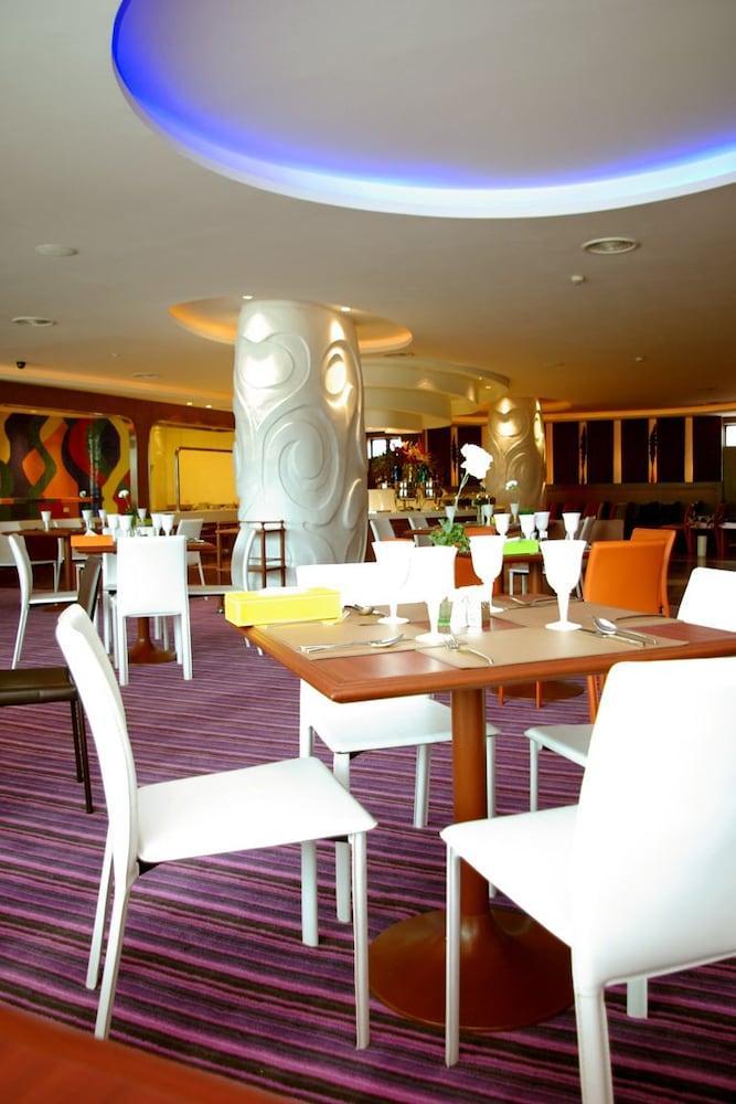 Hip Hotel