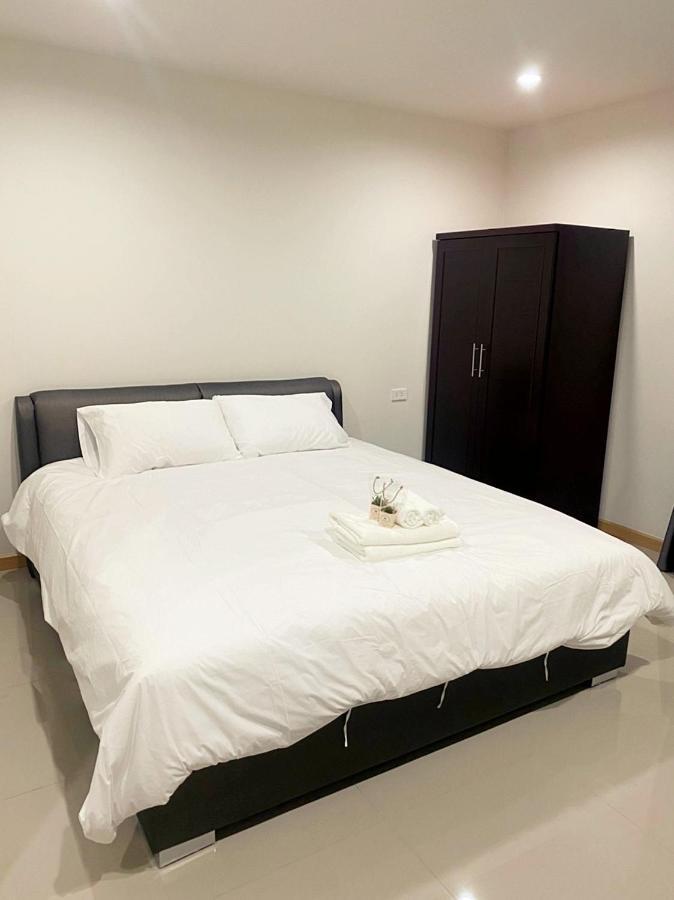 Apartment Re Riva Bangkok