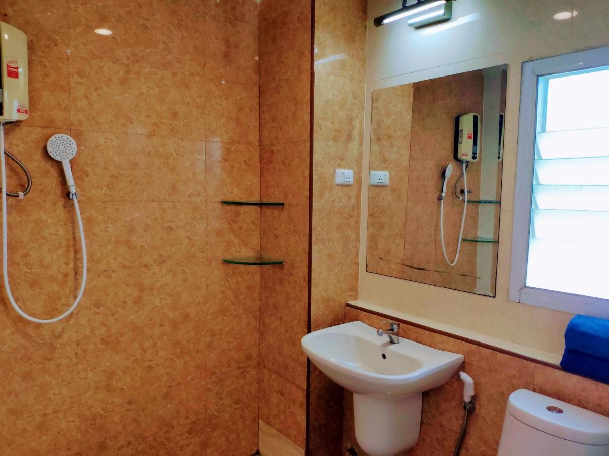 Quiet With King Bed, Kitchen And Balcony Apartment *