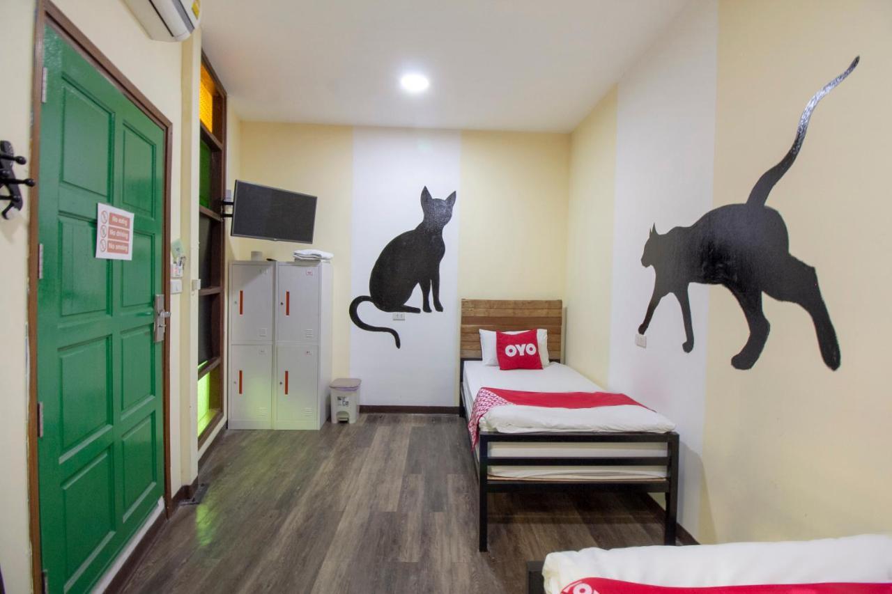 Art Sanamchai Hostel