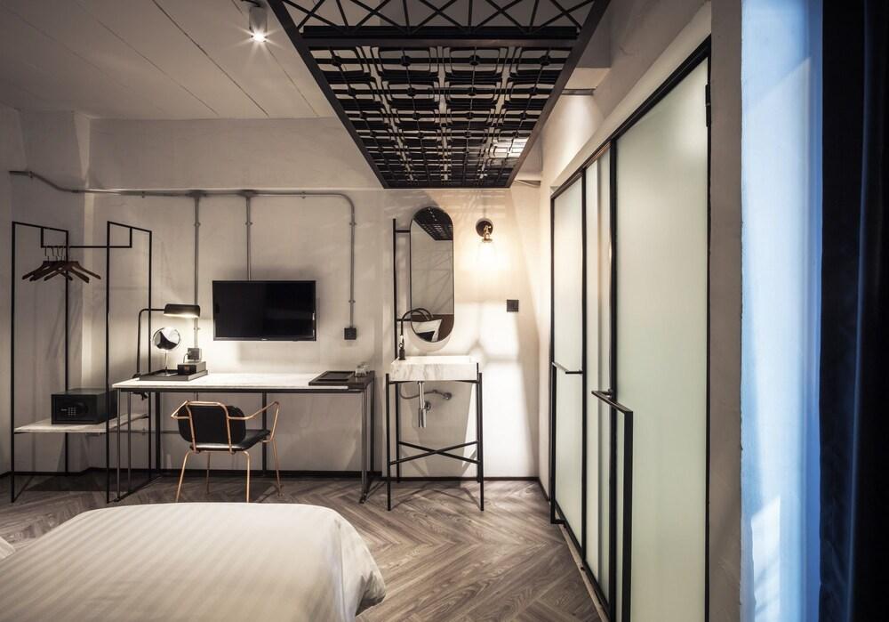 Ir-on Hotel 3*