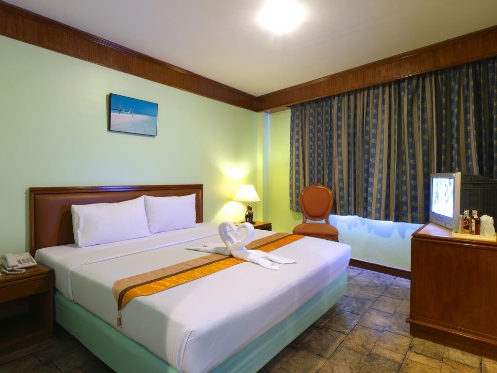 Silom Avenue 3*