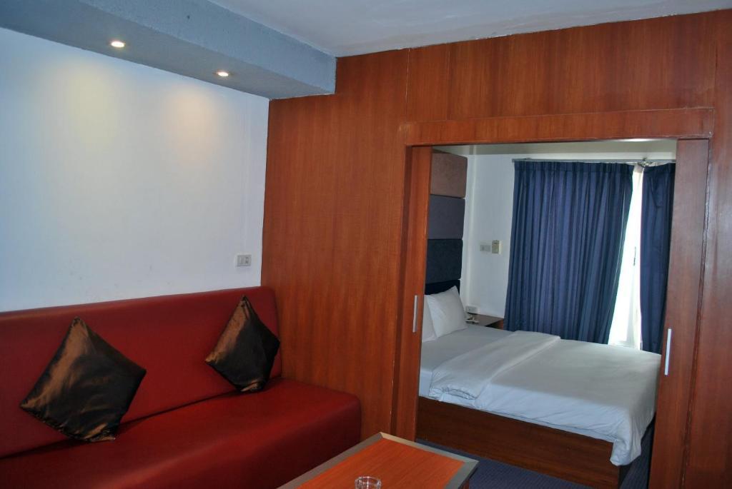 Hotel Suriwongse 3*