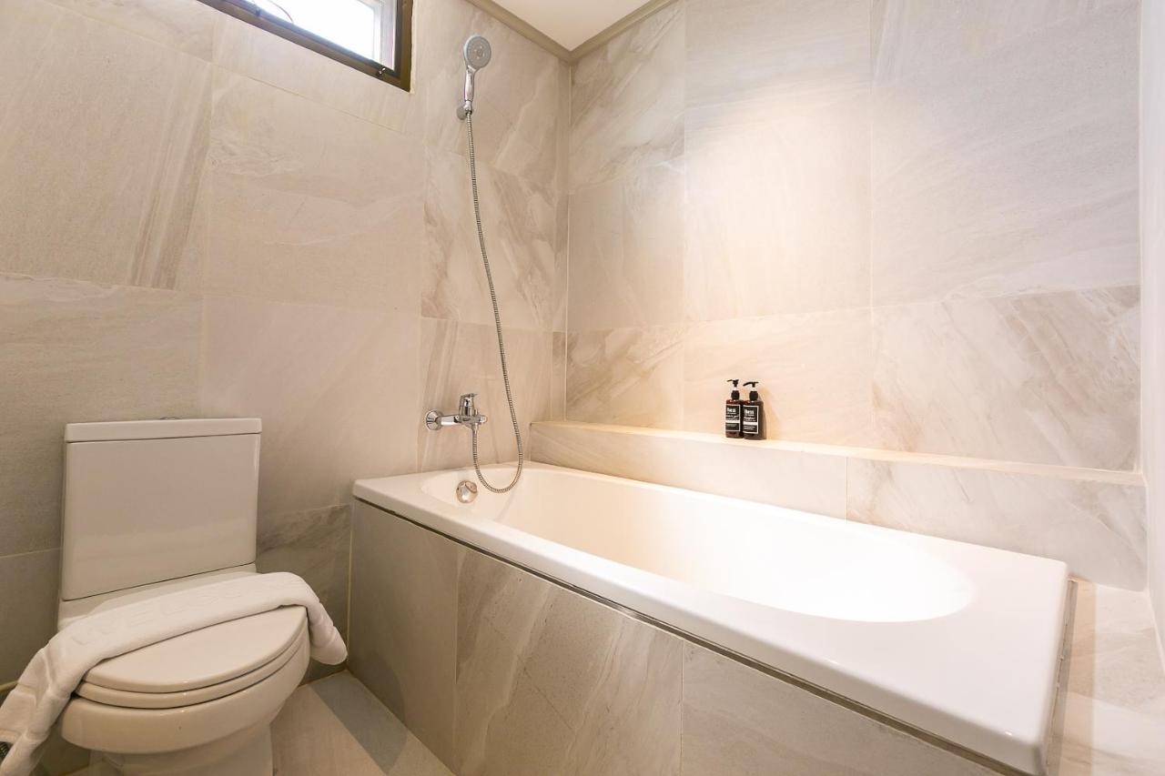 Thea, Executive Serviced In Ekamai Apartment