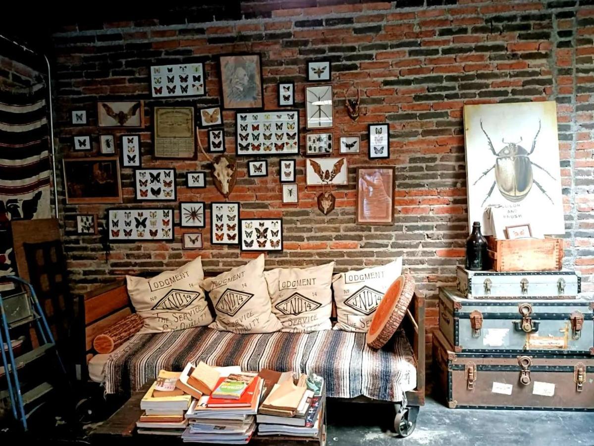 J No.14 Bed & Breakfast