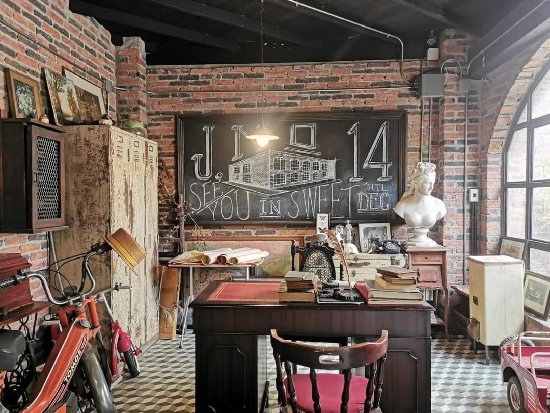 J No.14 Bed & Breakfast