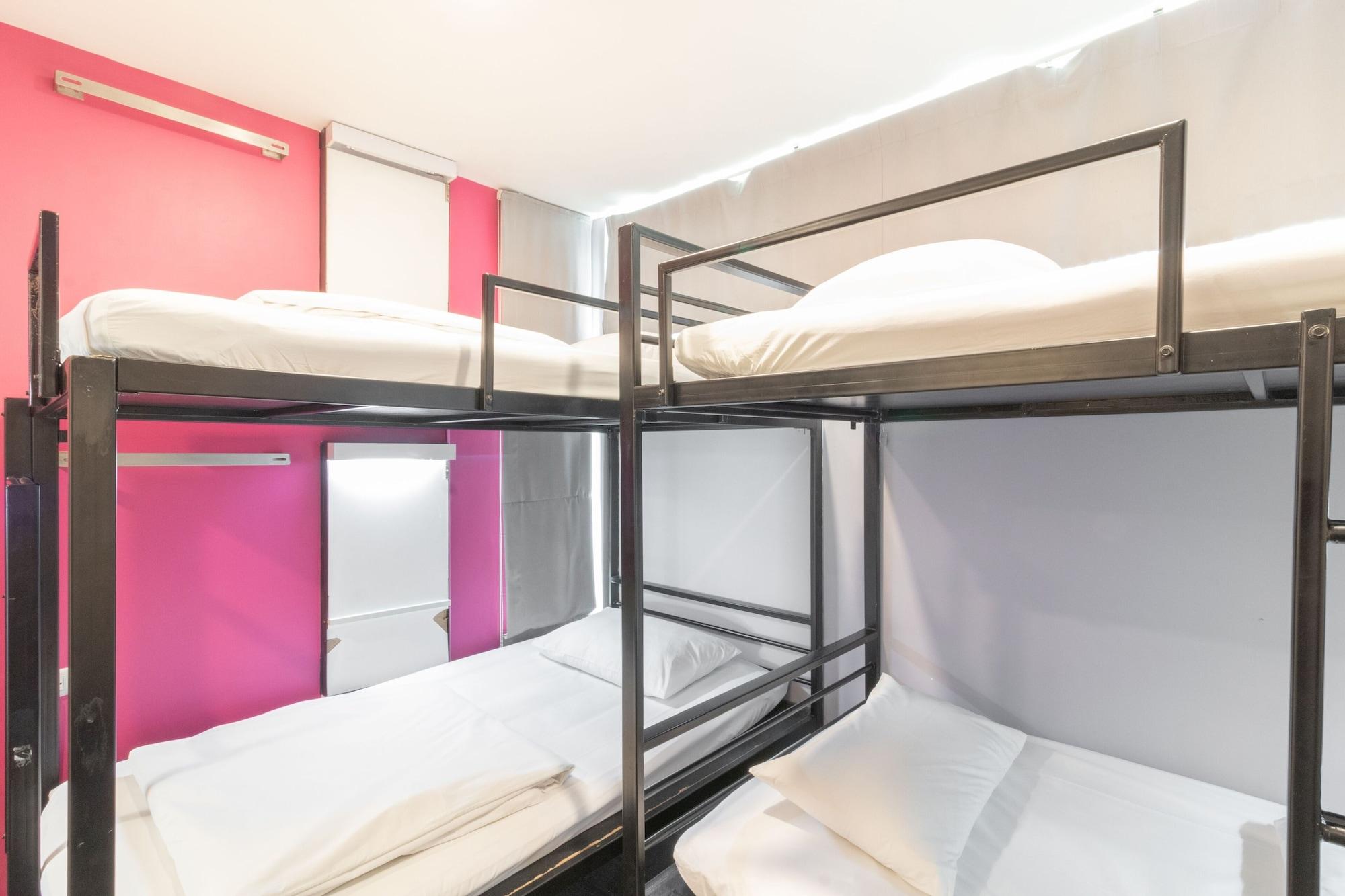 Cheqinn - Sukhumvit 4 Nana Plaza Hostel