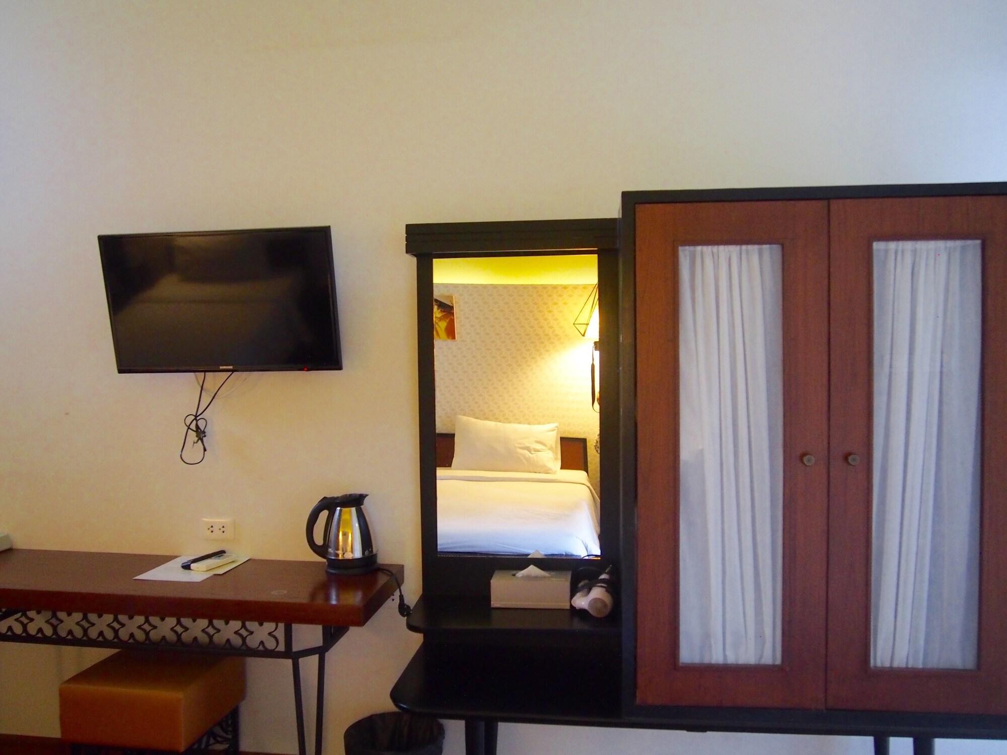 Retroasis Hotel 3*