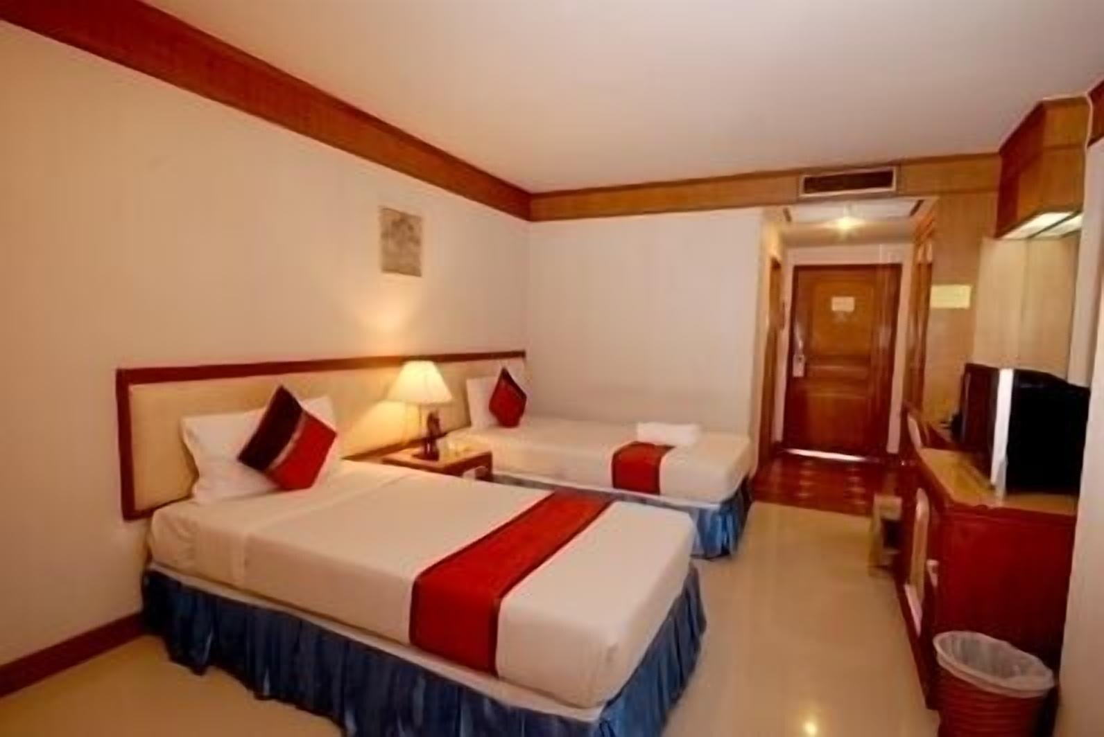 Silom Avenue 3*