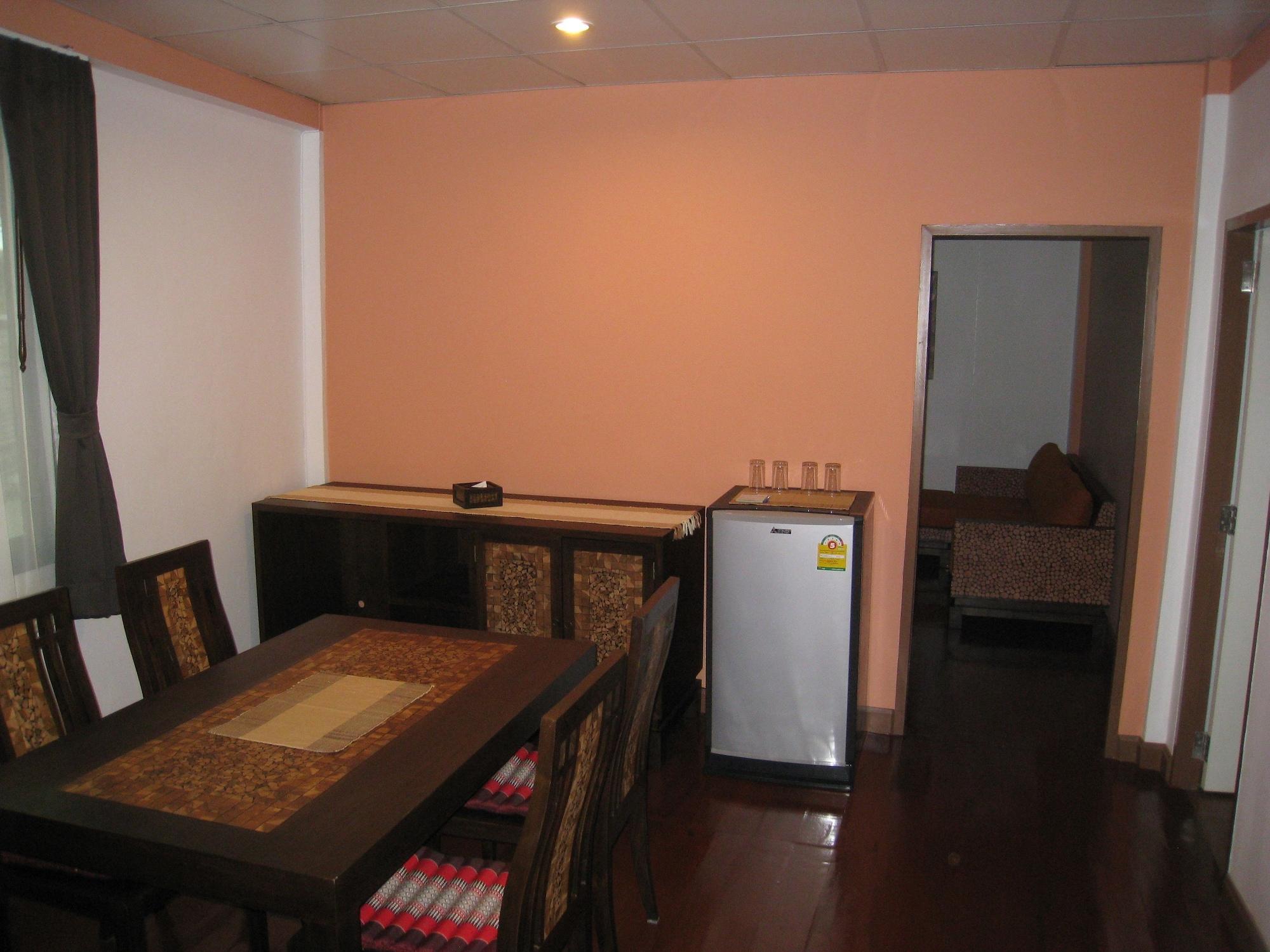 Bed & Breakfast Baan Glang Soi Restaurant &