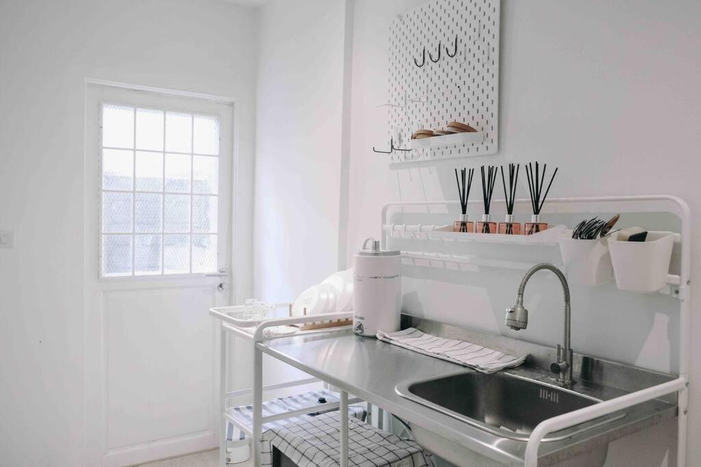 Apartment 820house - Entire Floor 4 Beds *
